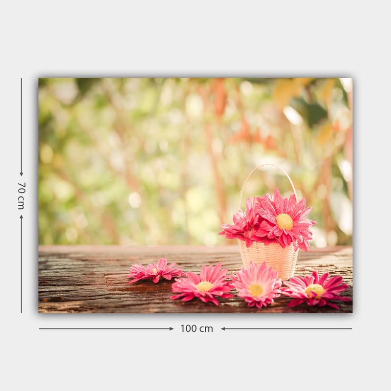 Lærred 70x100 cm - Kurv fyldt med lyserøde blomster på en træoverflade - Lyserød / Gul / Brun - Boligtilbehør - Billeder & kunst - Billeder på lærred