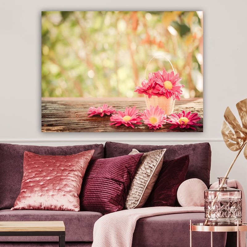 Lærred 70x100 cm - Kurv fyldt med lyserøde blomster på en træoverflade - Lyserød / Gul / Brun - Boligtilbehør - Billeder & kunst - Billeder på lærred
