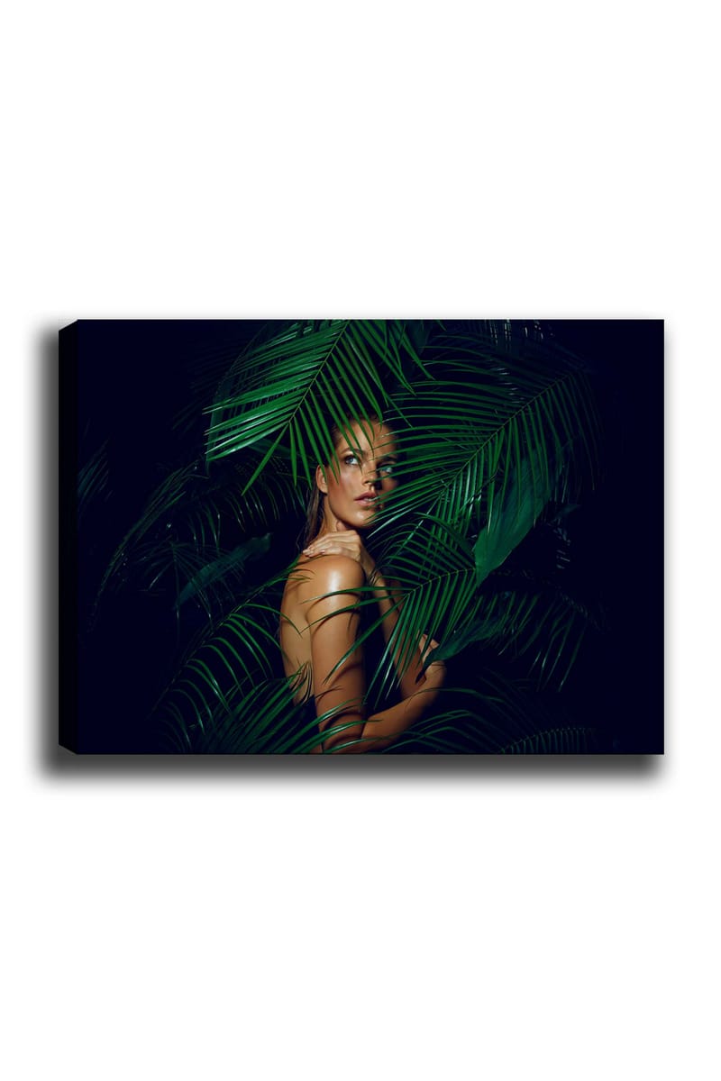 Lærred 70x100 cm - Kvinde delvist skjult bag grønne palmeblade - Mørkegrøn / Lysegrøn / Beige - Boligtilbehør - Billeder & kunst - Billeder på lærred