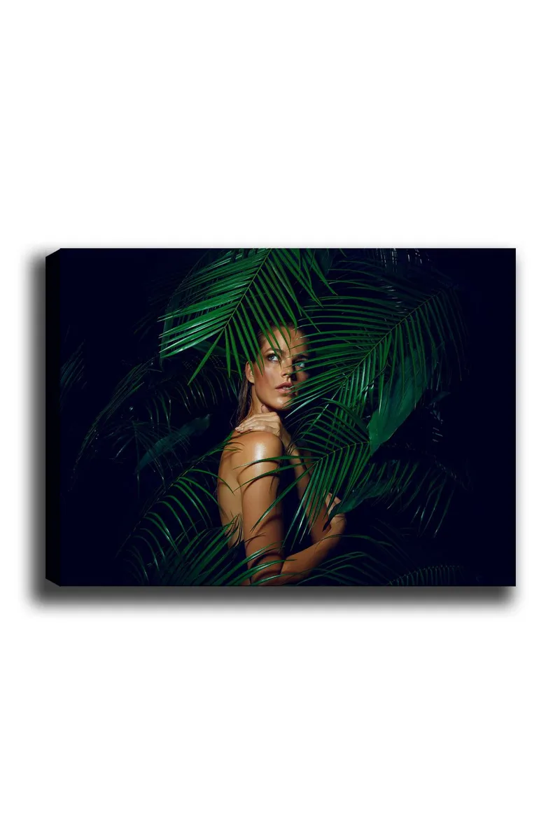 Lærred 70x100 cm - Kvinde delvist skjult bag grønne palmeblade, Mørkegrøn / Lysegrøn / Beige