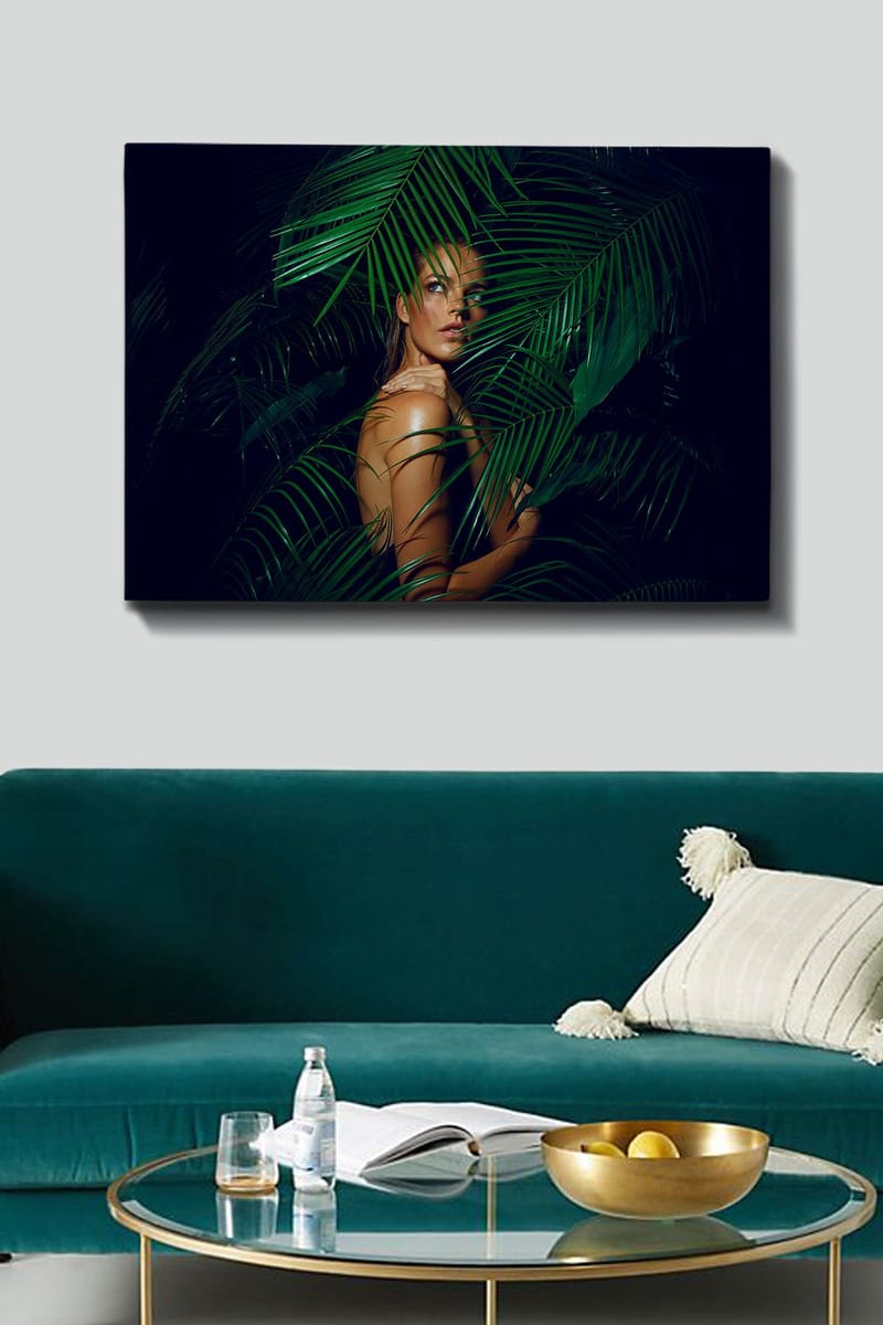 Lærred 70x100 cm - Kvinde delvist skjult bag grønne palmeblade - Mørkegrøn / Lysegrøn / Beige - Boligtilbehør - Billeder & kunst - Billeder på lærred