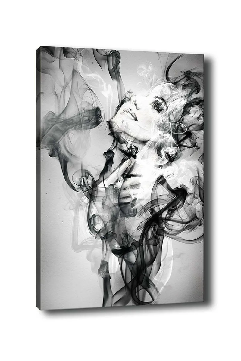 Lærred 70x100 cm - Kvinde der kommer ud af flydende røgformationer, Sort / Grå / Hvid
