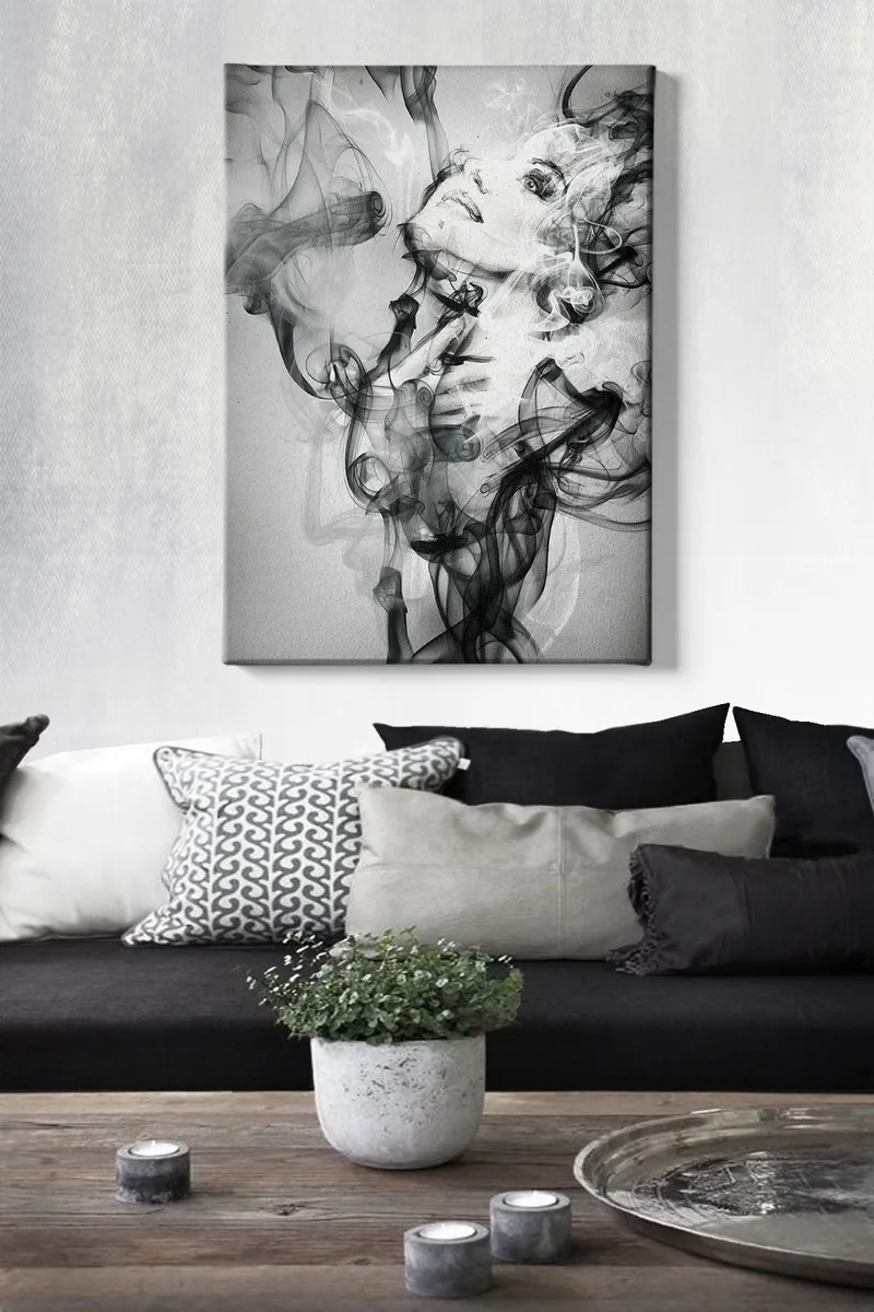 Lærred 70x100 cm - Kvinde der kommer ud af flydende røgformationer - Sort / Grå / Hvid - Boligtilbehør - Billeder & kunst - Billeder på lærred