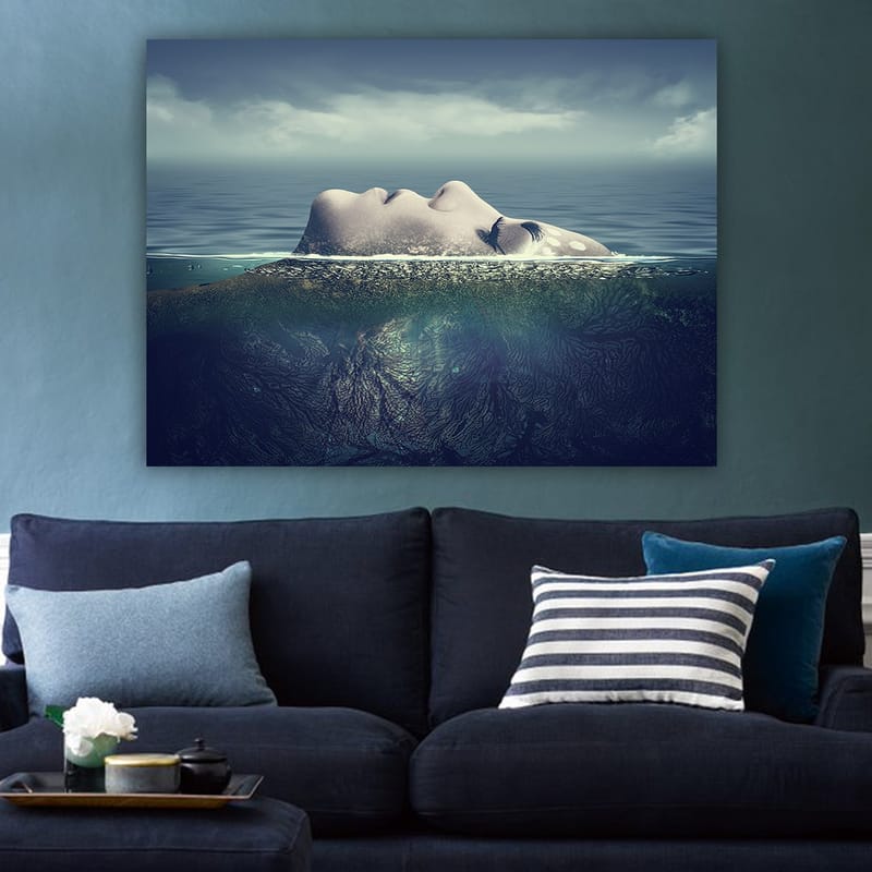 Lærred 70x100 cm - Kvinde flyder på vandoverfladen med en drømmende og rolig atmosfære - Blå / Grøn / Beige - Boligtilbehør - Billeder & kunst - Billeder på lærred