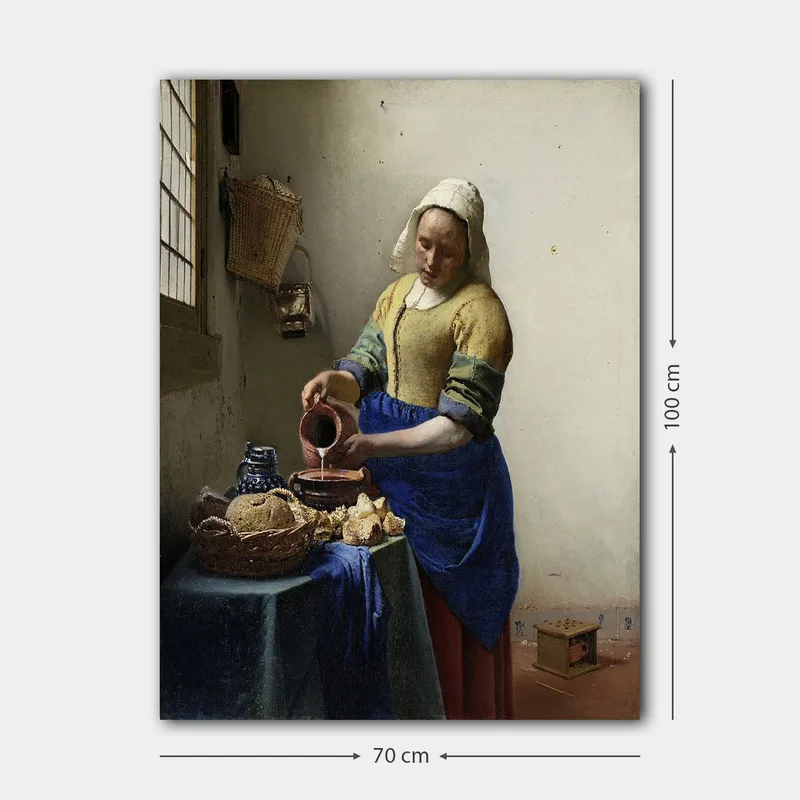 Lærred 70x100 cm - Kvinde hælder mælk i en skål i et lyst køkken - Blå / Gul / Brun - Boligtilbehør - Billeder & kunst - Billeder på lærred