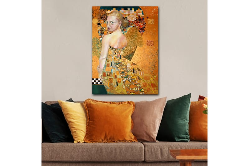 Lærred 70x100 cm - Kvinde i elegant kjole med indviklede mønstre, der drejer sig med et udtryksfuldt blik - Guld / Orange / Beige - Boligtilbehør - Billeder & kunst - Billeder på lærred