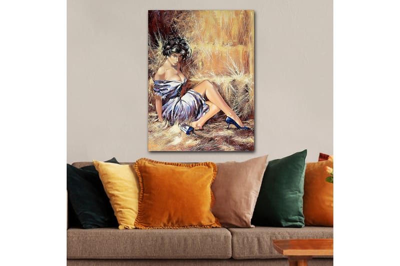 Lærred 70x100 cm - Kvinde i elegant kjole sidder afslappet med et selvsikkert udseende - Hvid / Brun / Blå - Boligtilbehør - Billeder & kunst - Billeder på lærred