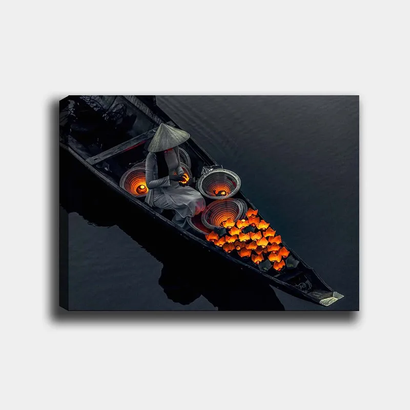 Lærred 70x100 cm - Kvinde i en båd omgiver sig med lyse orange fisk og traditionelle kurve, Orange / Sort / Grå