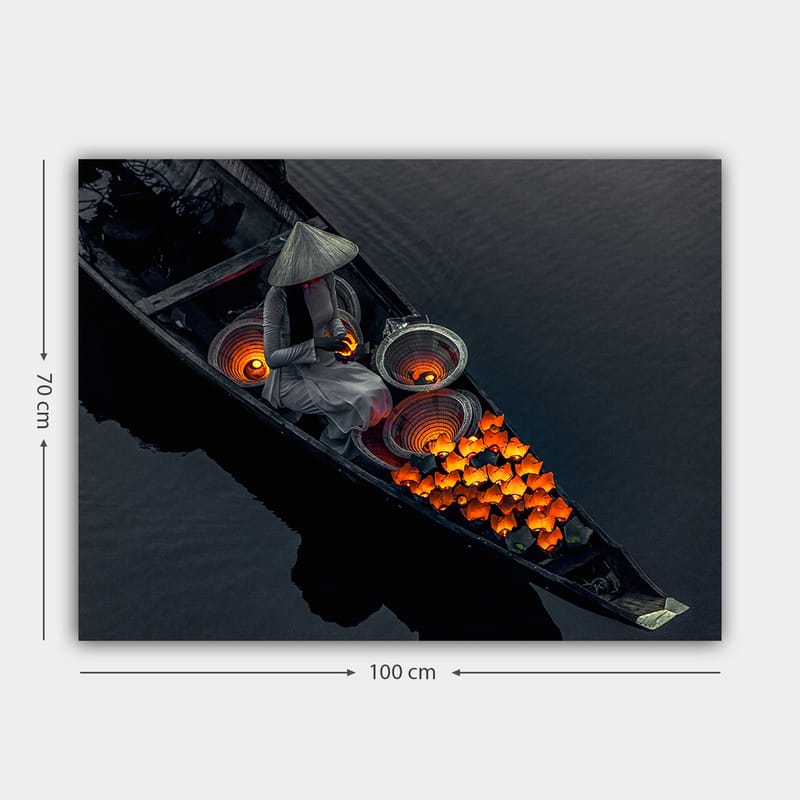 Lærred 70x100 cm - Kvinde i en båd omgiver sig med lyse orange fisk og traditionelle kurve - Orange / Sort / Grå - Boligtilbehør - Billeder & kunst - Billeder på lærred