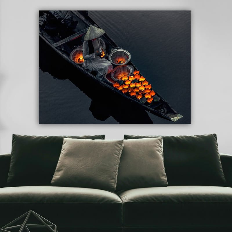 Lærred 70x100 cm - Kvinde i en båd omgiver sig med lyse orange fisk og traditionelle kurve - Orange / Sort / Grå - Boligtilbehør - Billeder & kunst - Billeder på lærred