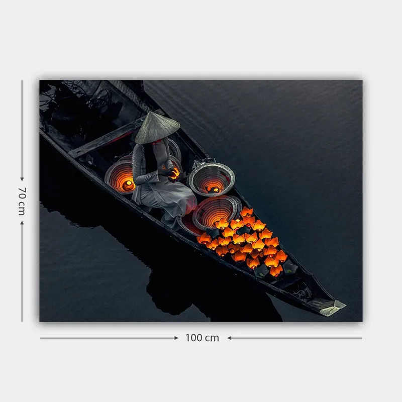 Lærred 70x100 cm - Kvinde i en båd omgiver sig med lyse orange fisk og traditionelle kurve - Orange / Sort / Grå - Boligtilbehør - Billeder & kunst - Billeder på lærred