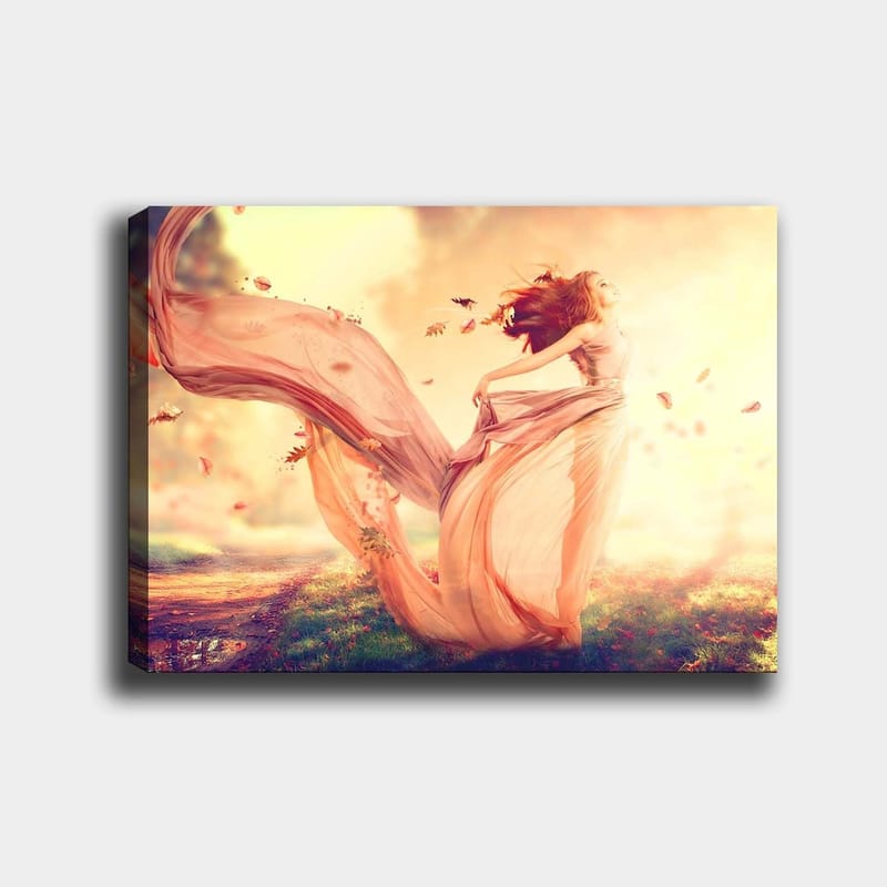 Lærred 70x100 cm - Kvinde i en flagrende kjole danser i et drømmeagtigt efterårslandskab med faldende blade, Lys pink / Beige / Blød gul