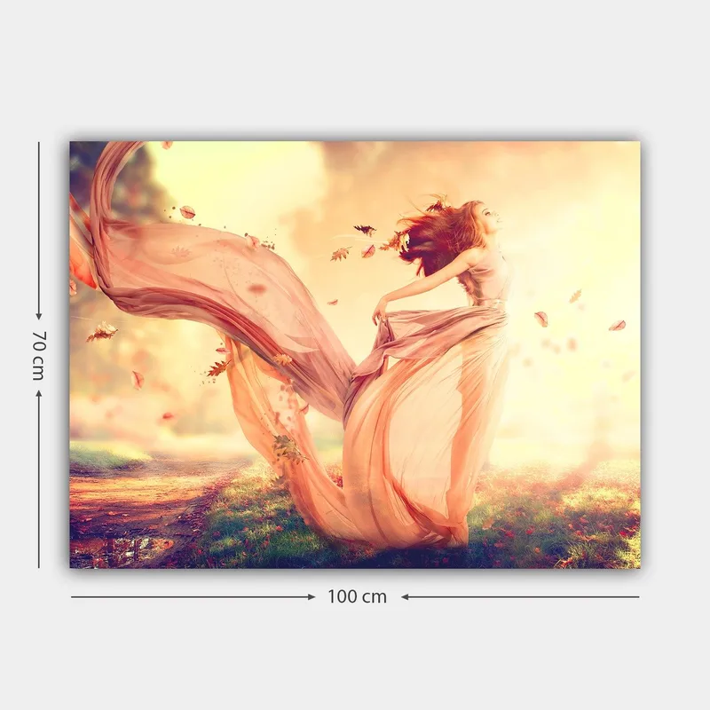 Lærred 70x100 cm - Kvinde i en flagrende kjole danser i et drømmeagtigt efterårslandskab med faldende blade - Lys pink / Beige / Blød gul - Boligtilbehør - Billeder & kunst - Billeder på lærred