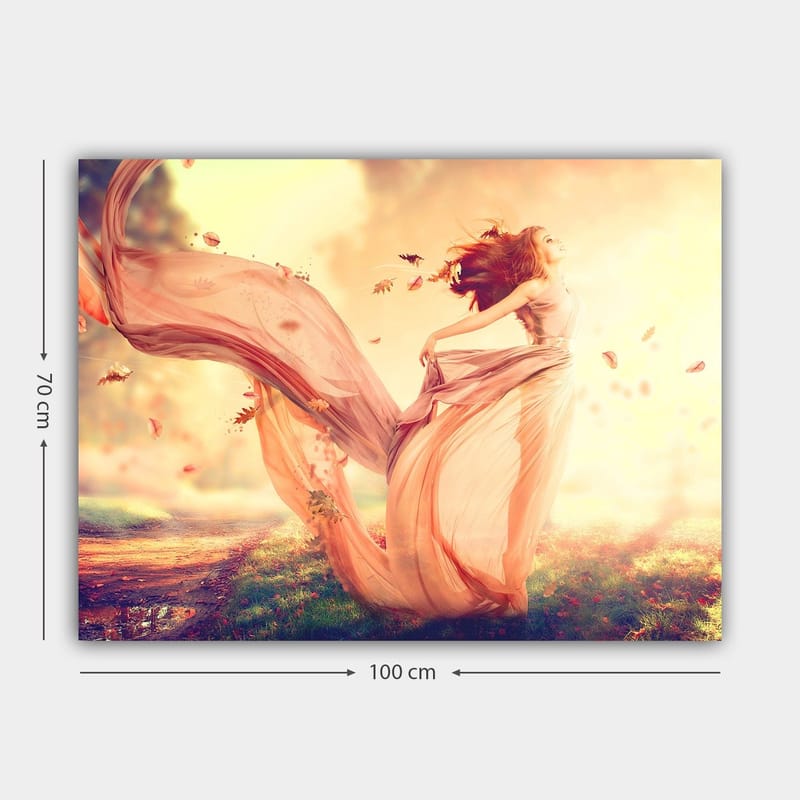 Lærred 70x100 cm - Kvinde i en flagrende kjole danser i et drømmeagtigt efterårslandskab med faldende blade - Lys pink / Beige / Blød gul - Boligtilbehør - Billeder & kunst - Billeder på lærred