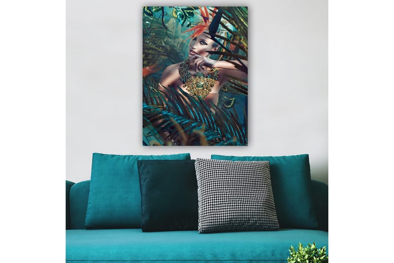 Lærred 70x100 cm - Kvinde i et tæt, frodigt miljø med en indviklet smykkedetalje, der fanger øjet - Mørkegrøn / Turkis / Beige - Boligtilbehør - Billeder & kunst - Billeder på lærred
