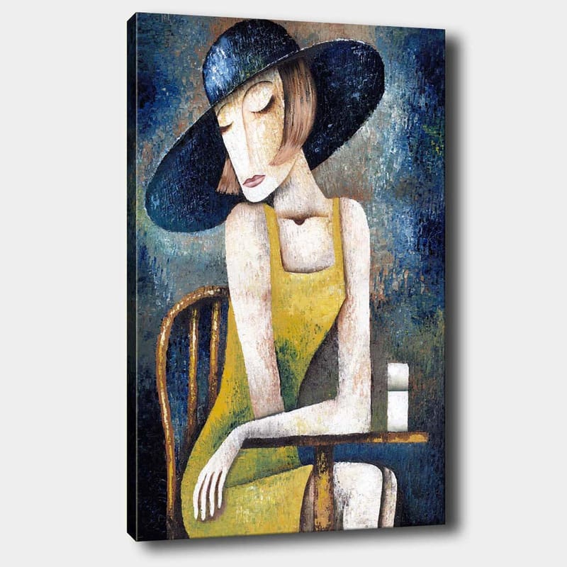 Lærred 70x100 cm - Kvinde i gul kjole siddende ved et bord med en hvid kop, iført en stor sort hat - Gul / Sort / Blågrøn - Boligtilbehør - Billeder & kunst - Billeder på lærred