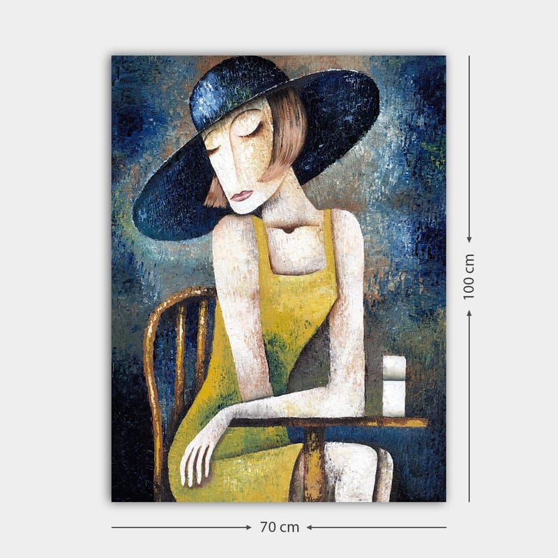 Lærred 70x100 cm - Kvinde i gul kjole siddende ved et bord med en hvid kop, iført en stor sort hat - Gul / Sort / Blågrøn - Boligtilbehør - Billeder & kunst - Billeder på lærred