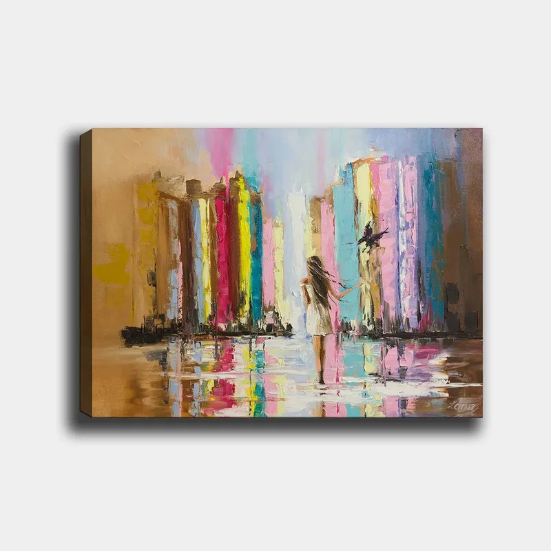 Lærred 70x100 cm - Kvinde i hvid kjole går gennem en farverig by med høje bygninger i baggrunden, Lyserød / Gul / Blå