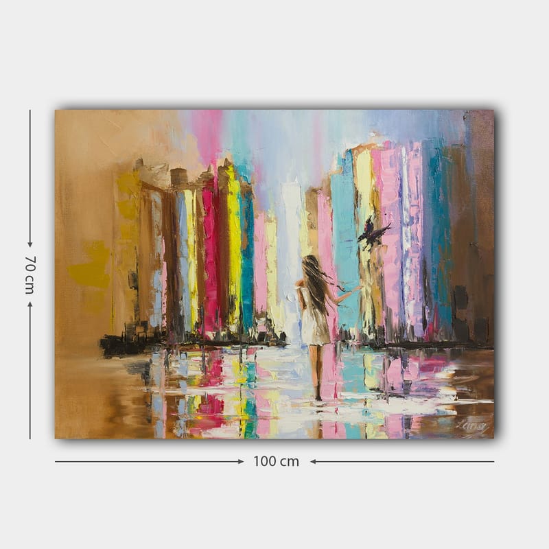 Lærred 70x100 cm - Kvinde i hvid kjole går gennem en farverig by med høje bygninger i baggrunden - Lyserød / Gul / Blå - Boligtilbehør - Billeder & kunst - Billeder på lærred