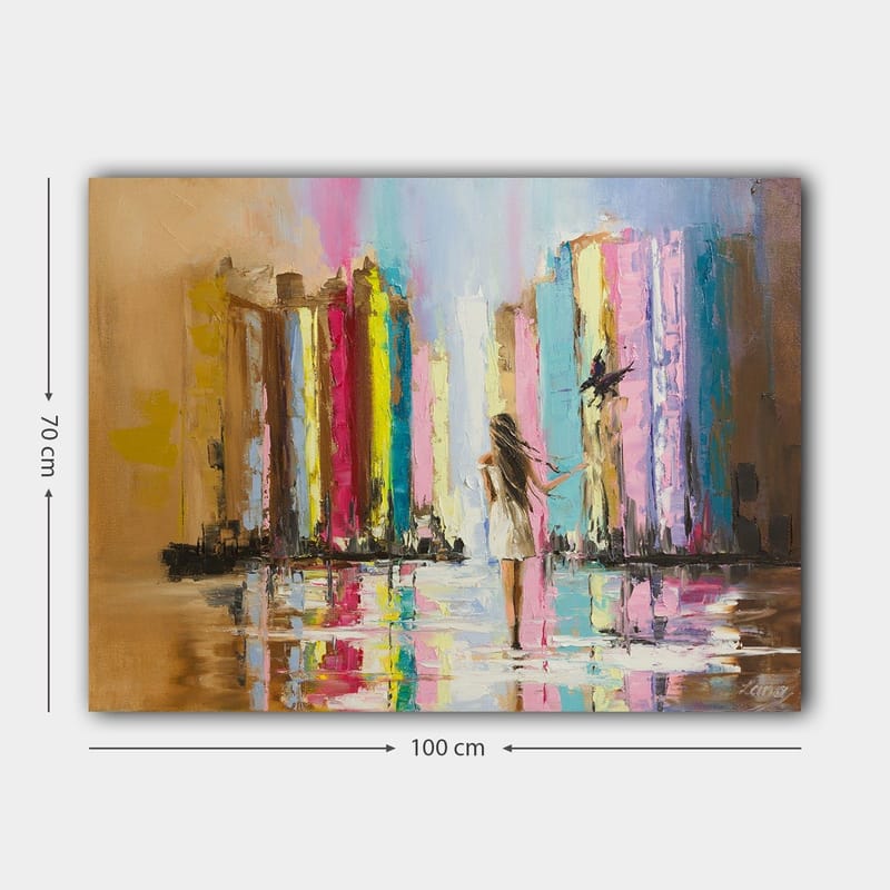 Lærred 70x100 cm - Kvinde i hvid kjole går gennem en farverig by med høje bygninger i baggrunden - Lyserød / Gul / Blå - Boligtilbehør - Billeder & kunst - Billeder på lærred