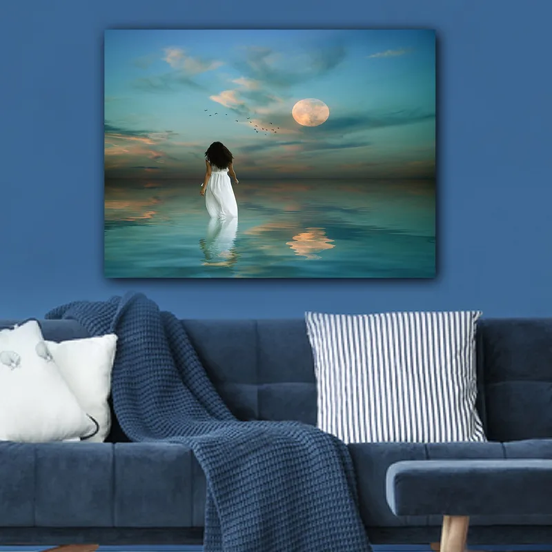Lærred 70x100 cm - Kvinde i hvid kjole går gennem et spejlblankt hav under en stjerneklar himmel med en stor måne - Blå / Hvid / Grå - Boligtilbehør - Billeder & kunst - Billeder på lærred