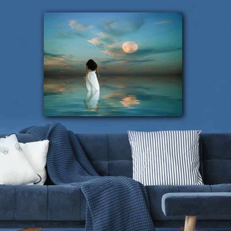 Lærred 70x100 cm - Kvinde i hvid kjole går gennem et spejlblankt hav under en stjerneklar himmel med en stor måne - Blå / Hvid / Grå - Boligtilbehør - Billeder & kunst - Billeder på lærred