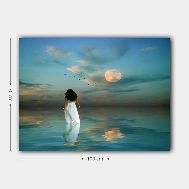 Lærred 70x100 cm - Kvinde i hvid kjole går gennem et spejlblankt hav under en stjerneklar himmel med en stor måne - Blå / Hvid / Grå - Boligtilbehør - Billeder & kunst - Billeder på lærred