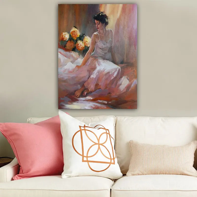 Lærred 70x100 cm - Kvinde i hvid kjole sidder afslappet med roser i baggrunden - Hvid / Pink / Orange - Boligtilbehør - Billeder & kunst - Billeder på lærred