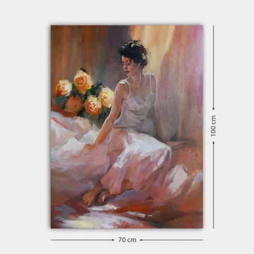 Lærred 70x100 cm - Kvinde i hvid kjole sidder afslappet med roser i baggrunden - Hvid / Pink / Orange - Boligtilbehør - Billeder & kunst - Billeder på lærred
