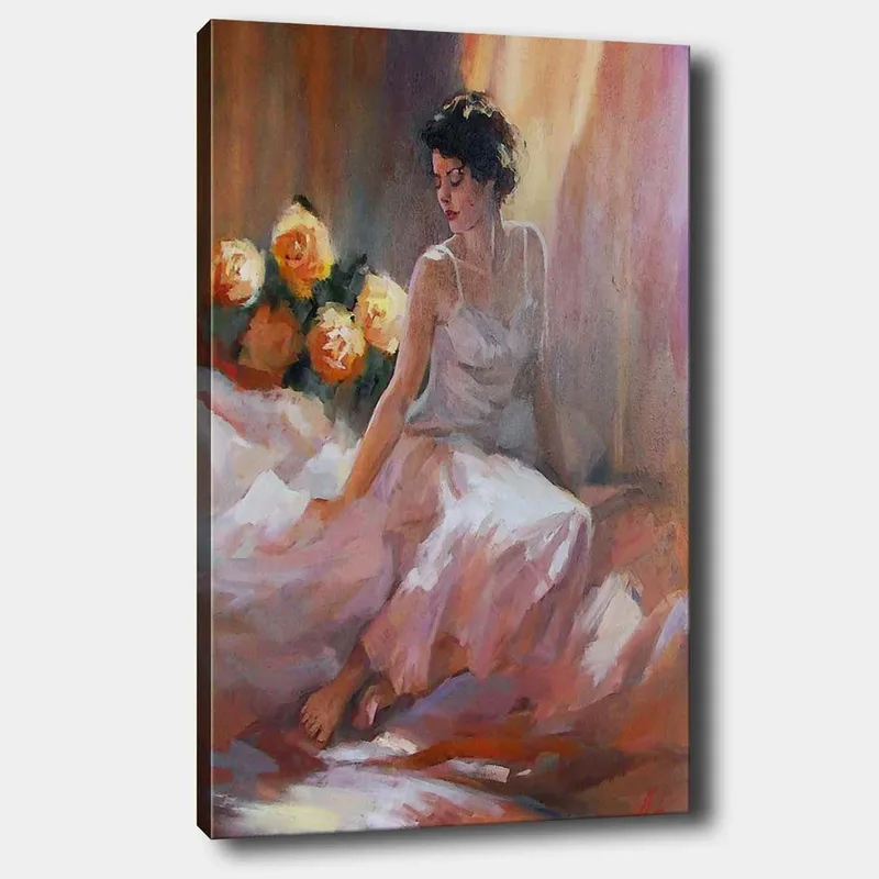 Lærred 70x100 cm - Kvinde i hvid kjole sidder afslappet med roser i baggrunden, Hvid / Pink / Orange