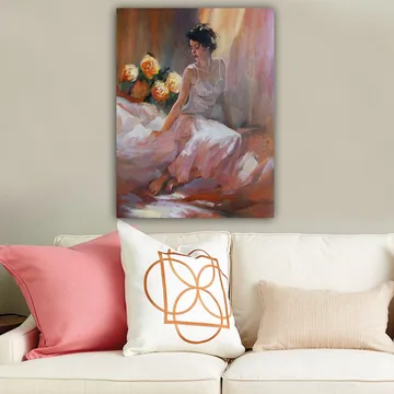 Lærred 70x100 cm - Kvinde i hvid kjole sidder afslappet med roser i baggrunden - Hvid / Pink / Orange - Boligtilbehør - Billeder & kunst - Billeder på lærred
