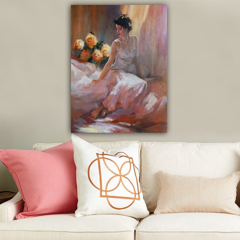 Lærred 70x100 cm - Kvinde i hvid kjole sidder afslappet med roser i baggrunden - Hvid / Pink / Orange - Boligtilbehør - Billeder & kunst - Billeder på lærred