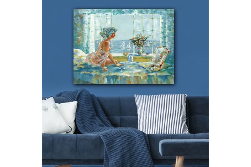 Lærred 70x100 cm - Kvinde i lyse og luftige omgivelser, siddende ved et vindue med udsigt over havet - Blå / Grøn / Beige - Boligtilbehør - Billeder & kunst - Billeder på lærred