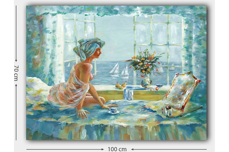 Lærred 70x100 cm - Kvinde i lyse og luftige omgivelser, siddende ved et vindue med udsigt over havet - Blå / Grøn / Beige - Boligtilbehør - Billeder & kunst - Billeder på lærred