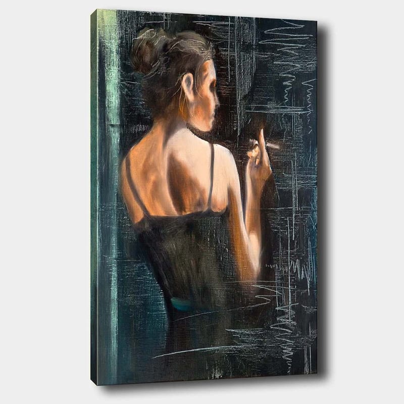 Lærred 70x100 cm - Kvinde i sort kjole står med ryggen til beskueren og holder en cigaret, Mørkeblå / Beige / Sort