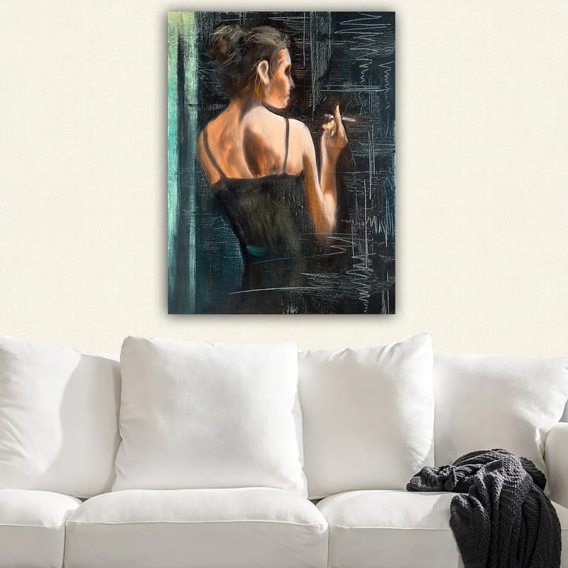Lærred 70x100 cm - Kvinde i sort kjole står med ryggen til beskueren og holder en cigaret - Mørkeblå / Beige / Sort - Boligtilbehør - Billeder & kunst - Billeder på lærred