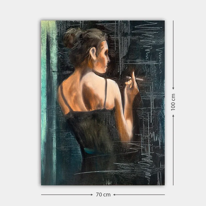 Lærred 70x100 cm - Kvinde i sort kjole står med ryggen til beskueren og holder en cigaret - Mørkeblå / Beige / Sort - Boligtilbehør - Billeder & kunst - Billeder på lærred