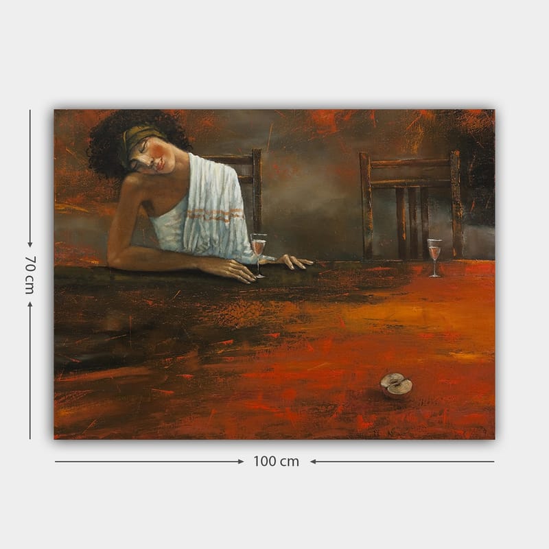 Lærred 70x100 cm - Kvinde læner sig afslappet over et bord med et glas i hånden, omgivet af en afdæmpet og varm atmosfære - Mørkerød / Brun / Beige - Boligtilbehør - Billeder & kunst - Billeder på lærred