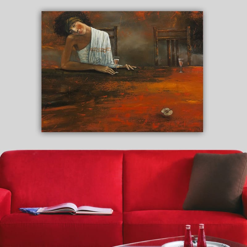 Lærred 70x100 cm - Kvinde læner sig afslappet over et bord med et glas i hånden, omgivet af en afdæmpet og varm atmosfære - Mørkerød / Brun / Beige - Boligtilbehør - Billeder & kunst - Billeder på lærred