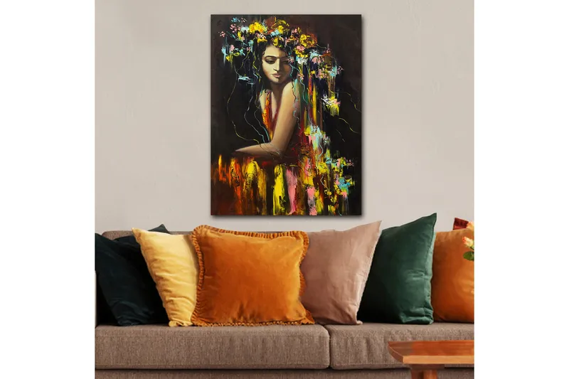 Lærred 70x100 cm - Kvinde med blomster i håret, der udstråler en følelse af mystik og skønhed, Mørkerød / Gul / Grøn