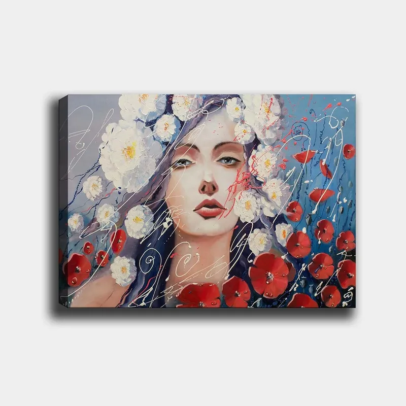 Lærred 70x100 cm - Kvinde med blomster i håret, omgivet af røde blomster og en blå baggrund, Hvid / Rød / Blå