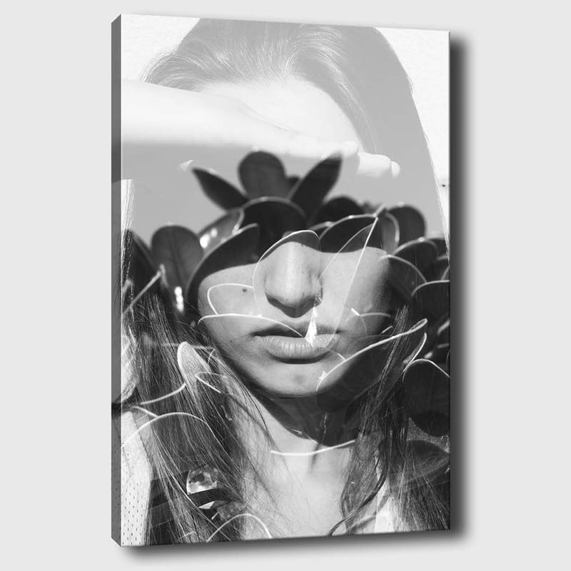 Lærred 70x100 cm - Kvinde med en hånd på panden, omgivet af stiliserede planteformer, Sort / Hvid