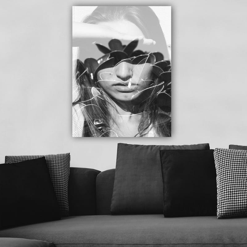 Lærred 70x100 cm - Kvinde med en hånd på panden, omgivet af stiliserede planteformer - Sort / Hvid - Boligtilbehør - Billeder & kunst - Billeder på lærred