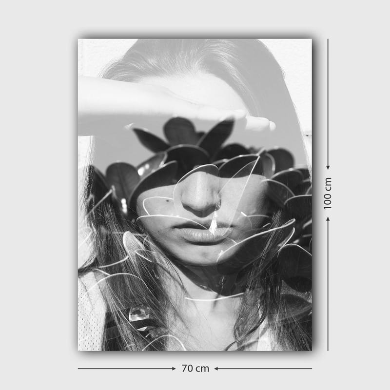 Lærred 70x100 cm - Kvinde med en hånd på panden, omgivet af stiliserede planteformer - Sort / Hvid - Boligtilbehør - Billeder & kunst - Billeder på lærred