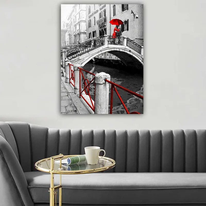 Lærred 70x100 cm - Kvinde med en rød paraply stående på en bro i sort-hvid venetiansk omgivelser - Rød / Sort / Hvid - Boligtilbehør - Billeder & kunst - Billeder på lærred
