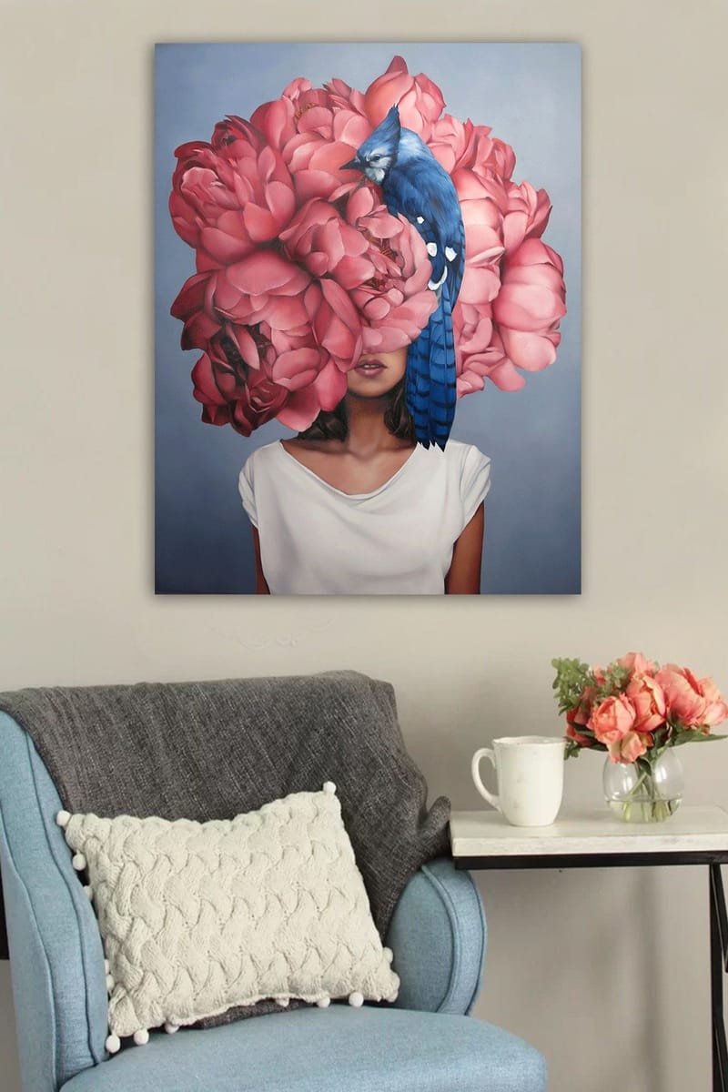 Lærred 70x100 cm - Kvinde med en stor krans af lyserøde blomster, der dækker hendes hoved, med en blå fugl siddende på blomsterne - Lyserød / Blå - Boligtilbehør - Billeder & kunst - Billeder på lærred