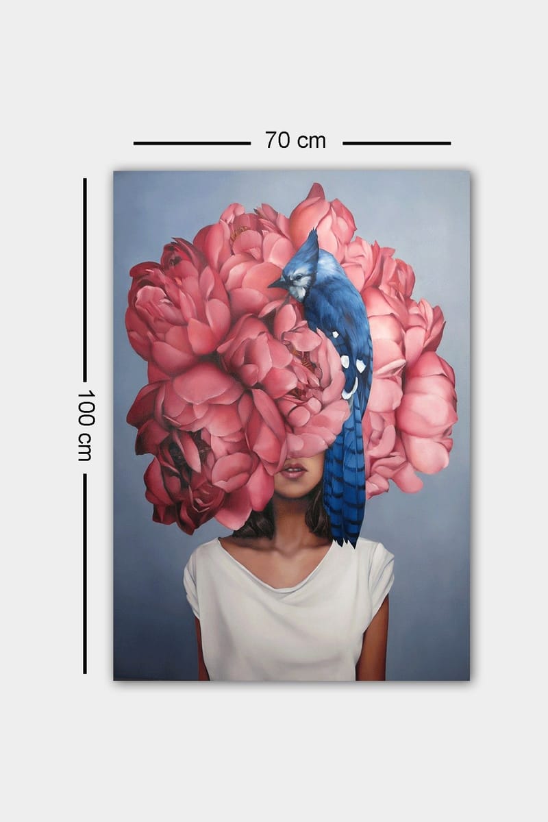 Lærred 70x100 cm - Kvinde med en stor krans af lyserøde blomster, der dækker hendes hoved, med en blå fugl siddende på blomsterne - Lyserød / Blå - Boligtilbehør - Billeder & kunst - Billeder på lærred