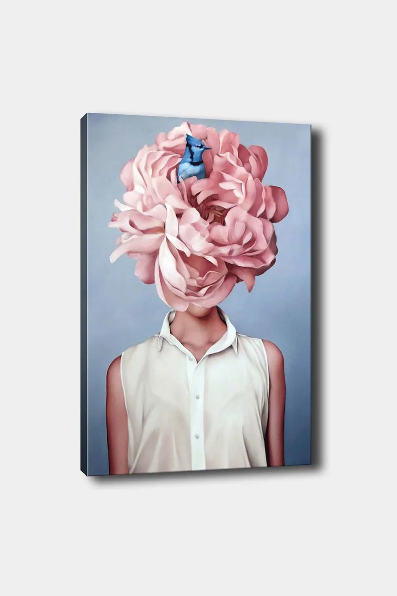 Lærred 70x100 cm - Kvinde med en stor lyserød blomstret hovedbeklædning og en blå fugl siddende i blomsterne, Lyserød / Blå / Beige