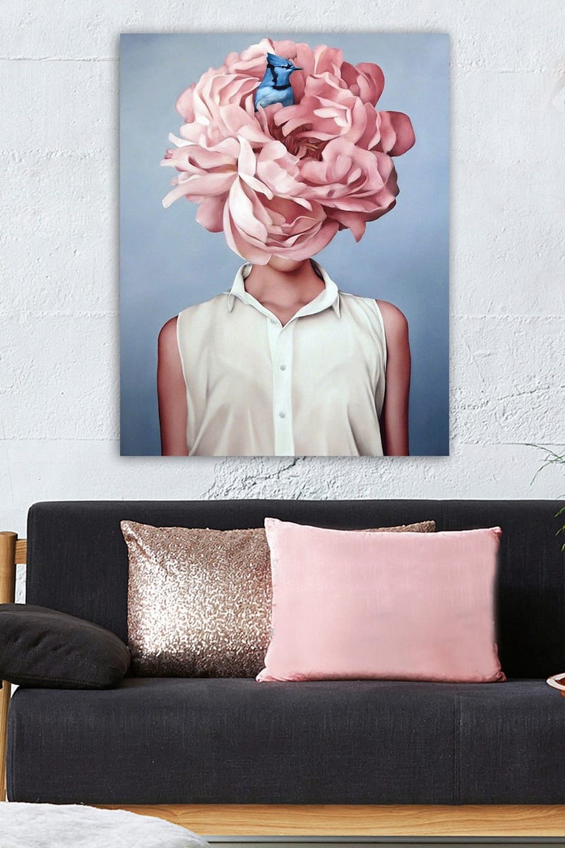 Lærred 70x100 cm - Kvinde med en stor lyserød blomstret hovedbeklædning og en blå fugl siddende i blomsterne - Lyserød / Blå / Beige - Boligtilbehør - Billeder & kunst - Billeder på lærred