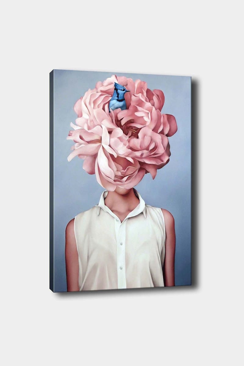 Lærred 70x100 cm - Kvinde med en stor lyserød blomstret hovedbeklædning og en blå fugl siddende i blomsterne, Lyserød / Blå / Beige